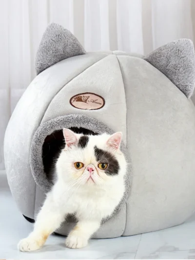 Pet bed with cat ears